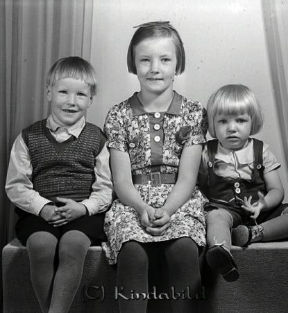 Karlsson Rune Bertil Marianne Kisa
raja
Karlsson Rune Bertil Marianne  
Porträtt-Barn två pojkar en flicka

raja
Syskonen Bertil,Marianne och Rune Carlsson Jonebo, Kisa. 
Källa: mayca

Nyckelord: Karlsson Rune Bertil Marianne