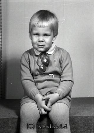 Pettersson Olle Lillhamra Ulrika
raja
Pettersson Olle  
Porträtt-Barn

raja
Per Olof Petersson född 1938 i Linköping, son till Martin Alvar Petersson och Anna Linnéa född Thorzén 1915 i Tidersrum.
Syskon till Per Olof: Åke född 1947 i Ulrika..
Marin Petersson var omnibussägare.
1960 bodde familjen kvar i Lillhamra.
Källa: Folkräkning 
Källa: Gerd Pettersson

Nyckelord: Pettersson Lillhamra