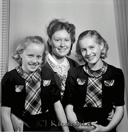 Johansson Majken Bergsätra Björkfors
raja
Johansson  Majken 
Grupporträtt tre kvinnor

raja
Fr vänster Ulla Inger Maria Johansson, född 1929 i Oppeby, gift med Ragnar Jacobsson, Soltomta Slätmon.
I mitten Majken Isabella Karolina född 1922 i Oppeby, gift med Fritz Larsson Hallsta, Rimforsa.
Till höger Saga Hilda Sofia Johanson född 1928, gift med Gösta Pettersson, Solgärde, Hägerstad. 
Källa: Gerd Pettersson

raja
Det korrekta namnet är Maiken Isabella Kornelia Johansson, gift Larsson. 
Källa: Maria Reuterhagen

Nyckelord: Johansson Bergsätra
