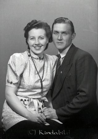 Andersson Alice Kisa
raja
Andersson Alice  
Grupporträtt en kvinna en man

raja
Alice Andersson född Holstein och Kurt Andersson från Hällingeberg. Sonen heter Sven-Olof.
 Källa: Studiegruppen hembygdsgården 
Nyckelord: Andersson Kisa