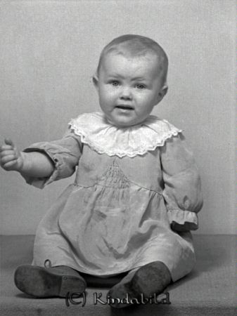 Andersson Louice Ydrefors
raja
Andersson Louice 
Porträtt-Barn

raja
Louise-Marie Andersson född 1942 i Tidersrum, dotter till skogsarbetare Otto Konrad Andersson född 1906 i Södra Vi och hans hustru Sara Kristina född Svensson 1914 i Södra Vi.
Familjen bodde i Ljunghorva Ydrefors.
Syskon:
Karl Inge född 1937
Leif Anders Stig född 1947.
Louise-Marie gift med Ingvar Edin från Gävle. 1970 bodde de i Eskilstuna och hade en dotter Louise.
Källa: Folkräkning 1950 och 1970 
Källa: Gerd Pettersson


Nyckelord: Andersson Ydrefors