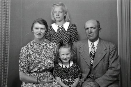 Nilsson Axel Korpklev Kisa
raja
Nilsson Axel  
Familjeporträtt en kvinna en man och två flickor

raja
Barnen är Lilly och Inga-Britt. De bodde i Korpklevs station.
Mamman skötte post och biljettförsäljning och pappan arbetade på järnvägen.
Källa: Barbro 
Källa: Gerd Pettersson

Nyckelord: Nilsson Korpklev