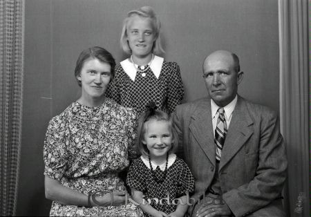 Nilsson Axel Korpklev Kisa
raja
Nilsson Axel  
Familjeporträtt en kvinna en man och två flickor

raja
Axel Nilsson föddes 1894 och dog 1956. Hustrun Elsa föddes 1908 och dog 1992. 
Källa: Gravstenen. 
Källa: mayca

Nyckelord: Nilsson Korpklev
