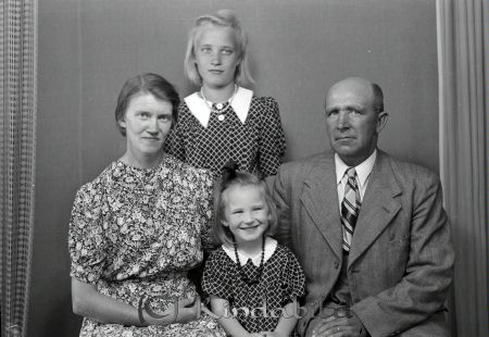Nilsson Axel Korpklev Kisa
raja
Nilsson Axel
Familjeporträtt en kvinna en man och två flickor
Nyckelord: Nilsson Korpklev