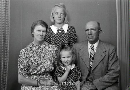 Nilsson Axel Korpklev Kisa
raja
Nilsson Axel 
Familjeporträtt en kvinna en man och två flickor

raja
Axel Nilsson 1894-1956 med fru och döttrarna Lilly och Inga-Britt. Familjen bodde i Korpklev stationshus.
Källa: SVAR 
Källa: Gerd Pettersson

Nyckelord: Nilsson Korpklev