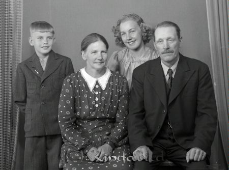 Carlsson Emil N Falla Oppeby
raja
Carlsson Emil  
Familjeporträtt Mor Far en flicka en pojke

raja
KarlEmil Karlsson född 1888 i Kisa med hustru Anna Viktoria Kristina Karlsson född 1896 i Oppeby.
Barnen; Margit Kristina född 1926 och Karl Rune född 1934 i Oppeby.
Källa: Kyrkoarkiv Oppeby 
Källa: Gerd Pettersson 

Nyckelord: Carlsson N Falla