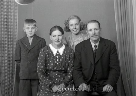 Carlsson Emil N Falla Oppeby
raja
Carlsson Emil 
Familjeporträtt Mor Far en flicka en pojke
Nyckelord: Carlsson N Falla