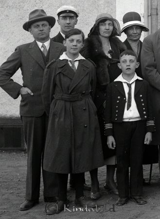 Garvaregården Kisa
gepe
Del av gruppfoto framför Garvaregården

raja
Från vänster Knut och Agnes Gustavsson Karleby Tegelbruk.
Framför står sönerna fr vänster Arne och Hans.
Källa: Studiegruppen hembygdsgården 
Nyckelord: Garvaregården