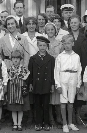 Garvaregården Kisa
gepe
Del av grupp framför Garvaregården Kisa

raja
Fr vänster Barbro Sandström och Olga Ringqvist. Längst bak lång man Gustav Sundström. Dam i rutig hatt är Karin Andersson, syster till Olga och HIldur. Till höger Anna-Britta Hansson Sjövalla. Pojken i sjömanskostym är Ingemar Hansson och snett bakom honom står hans syster Anna-Britta.Längst bak till höger Birger Ljungqvist och Bernt Ljungqvist (i studentmössa)
Källa: Studiegruppen hembygdsgården 

raja
Andra raden till vänster är Ingrid Sundström föd Sandsrtröm
 Källa: Lars Sandström
Nyckelord: Garvaregården