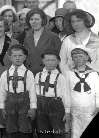 Garvaregården Kisa
raja
Grupporträtt

raja
Lederhosenpojkarna är Gustaf & Nils Sandberg, Forså 
Källa: Inger

raja
Mitt i bild i mörk kappa  Ester Nilsson Harg (senare gift Rosqvist)
Källa: Studiegruppen hembygdsgården 
