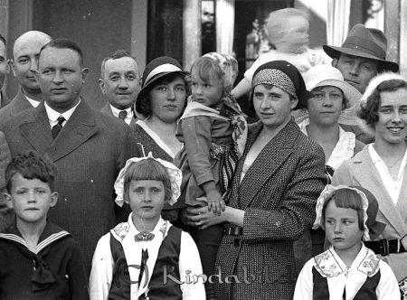 Garvaregården Kisa
raja
Till vänster delvis skymd står John Ivar Andersson "Järn-John".
Kvinnan med ett barn på armen är Johns hustru Ludda och med deras tre flickor. 
Källa: Studiegruppen hembygdsgården 

raja
Paret längst bak till höger är Hildur och Ragnar Andersson med dottern Birgit. Längst till höger är Barbro Sandström.
Källa: Studiegruppen hembygdsgården 
Nyckelord: Garvaregården