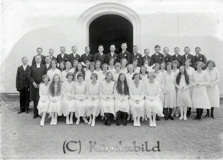 Konfirmationsfoto
raja
Konfirmander i Kisa kyrka, troligen 1931, min mor är med på bilden 
Källa: eivor andersson

Konfirmation 1932.
Bakre raden fr vänster Olle Jakobsson, Sven Karlsson, Georg Grip, Gunnar Pettersson, Gösta Isaksson, Sven Andersson, Sture Fasth, Sixten Andersson, Sture Andersson, Sven Svensson, Elis Lindholm, Karl-Einar Larsson, Sten Johansson, Kurt Hahne och Henry Axelsson.
Mellanraden fr vänster Karl-Olov Pettersson, David Myrgård, Olle Turesson, Viola Karlsson, ?, Karin Pettersson, ?, Vera Fagerlund, Signhild Johansson, Maja Gustavsson, ?, May Rydén, 
Ingebirg Pihl, Alice Kvist, Anna-Lisa Åberg, ?, ?, ?, ?, Ebba Axelsson, ?, ?, ?, ?, ?
Främre raden fr vänster Eivor Andersson, Vivan Andersson, Vera Pettersson, ?, Svea Kastman, ?, ?, Britta Svensson och Britta Schiller.
Övriga flickor vid frågetecknen är:
Anna-Lisa Karlsson, Gunhild Karlsson, Saga Johansson, Elly Pettersson, Ingegerd Andersson, Elsa Nilsson, Linnea Gustavsson, Elly Karlsson, INgrid Andersson, Margareta Nilsson, Lisa Gustavsson och Alice Johansson.
Källa: Olle Jakobsson

 
