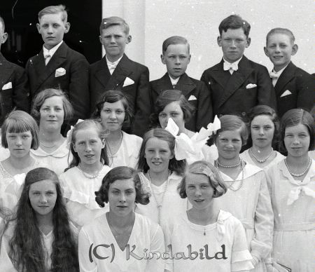 raja
Främre raden nr 2 från vänster Britta Svensson Kisa Mekaniska och Britta Schiller.
Andra raden fr vänster Maj Rydén, Alice Kvist, Okänd, Olga Andersson från Kölefors, Ebba Axelsson från Yxefallstrakten.
3:e raden fr vänster Ingeborg Pihl, Anna-Lisa Åberg.
Bakre raden fr vänster nr 3 Sven Svensson Harg, Erik Lindholm och Karl-Einar Larsson.
Källa: Studiegruppen hembygdsgården 
