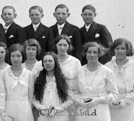 Konfirmationsfoto
raja
Flickan i mitten tror jag är Iris Gustavsson. 
Källa: Ann-Sofie Olovsson

raja
Bakre raden fr vänster Karl-Einar Larsson, Sten Johansson, Kurt Hahne och okänd.
Källa: Studiegruppen hembygdsgården 

