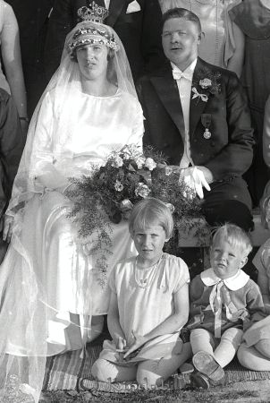 Ernst Holmgren Kisa
raja
Ernst Holmgren Kisa
Brudpar

raja
Brudparet Ester och Ernst Holmgren Kisa.
Barnen Britta Karlsson och Lars-Erik Jonsson. 
Källa: clasgoran

raja
Ernst född i Asarum Blekinge 1898 och död i Kullåkra Kisa 1963 
Ester född 1904 i Kisa . 1970 bor Ester på Linnegatan 9 i Kisa, död 1986 c/o Olsson i Forsvik Västergötland
Källa: Gerd Pettersson

