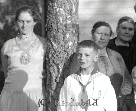 Ernst Holmgren Kisa
raja
Ernst Holmgren  
Grupporträtt

raja
Damen till vänster om trädet är Vera Sandberg född Bexelius 
Källa: Inger

Nyckelord: Holmgren Kisa