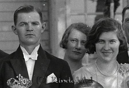 Ernst Holmgren Kisa
raja
Ernst Holmgren 
Grupporträtt

raja
Till vänster en broder till Ernst Holmgren. Damen längst fram Sigrid Jonsson syster till bruden. Damen längst bak Gunhild Jonsson svägerska. 
Källa: clasgoran

Nyckelord: Holmgren Kisa