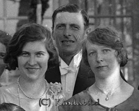 Ernst Holmgren Kisa
raja
Ernst Holmgren 
Grupporträtt

raja
Damen till vänster Sigrid Jonsson, syster till bruden, Damen till höger Maja Jonsson, svägerska, samt Gustav Jonsson, bror till bruden. 
Källa: clasgoran


Nyckelord: Holmgren Kisa
