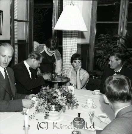 Dir John Andersson Taxnäsverkens i Göteborg middag i Värgårdsgärde
raja
Dir John Andersson 
Grupporträtt
gepe
I mitten Birgitta, John Anderssons dotter och till höger Harald Eriksson, Haralds Kläder.
Nyckelord: Andersson Värgårdsgärde