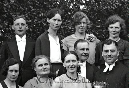 Gruppporträtt
raja
�?vre raden: Ivar Carlsson?, Märta Samuelsson, Bojan Nysten-Larsson.
Främre raden: Gertrud Samuelsson, Okänd, Sara Larsson. Herrarna: Seth Larsson, Anders Andrae 
Källa: Ulf Larsson

