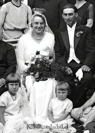 Bröllopsporträtt
raja
Brudgummen Gunnar Nysten Kisa 
Källa: clasgoran

raja
Gunnar Nysten 1903-1992 och Frida Maria 1903-1981, vigda 1932.
Källa: Sv dödbok 
Källa: Gerd Pettersson

