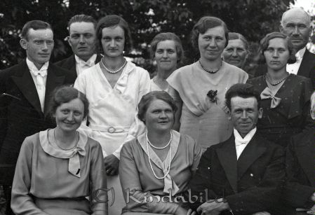 Grupporträtt
raja
Första raden fr.v. nr.2-3 Gunni och Oskar Andersson. Oskar är bror till bruden. Stående till höger Ellen och Axel Jakobsson, Hökhult, Horn med med döttrarna Göta och Astrid. 
Källa: Tommy Karlsson

Nyckelord: Grupporträtt