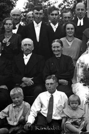 Grupporträtt
raja
Sittande i mitten Uno Jakobsson, Hökhult, Horn. nr.3 Helena Andersson G. Ternstedt, Åtvidaberg. Det äldre sittande paret Axel och Emma f. Jakobsson-Andersson, Lönningehult, Horn. 
Källa: Tommy Karlsson

Nyckelord: Grupporträtt
