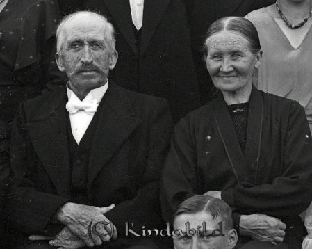 Grupporträtt
raja
Axel och Emma Andersson, Lönninghult, Horn. 
Källa: Tommy Karlsson

raja
Axel Viktor Andersson född 1865 i Horn död 1946 i Lönningehult Horn och Emma Charlotta född Jakobsson 1867 i Horn, död 1945 i Lönningehult.
Källa: Sv Dödbok 
Källa: Gerd Pettersson 

Nyckelord: Grupporträtt
