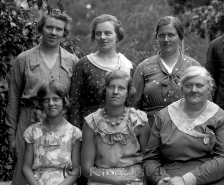 Andersson Fagerhult
Mor Gerda Andersson med döttrarna
�?vre raden fr v Dagmar, Adele och Göta
Nedre raden Eivor och Tejna.
Nyckelord: Andersson Fagerhult