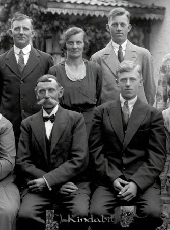 Andersson Fagerhult
Isak Alfred Andersson med en del av barnen

raja
�?vre raden fr v Holger, Viola och Folke
Nedre raden fr v Isak Alfred och Tore
Källa: Inez Heedman 
Nyckelord: Andersson Fagerhult