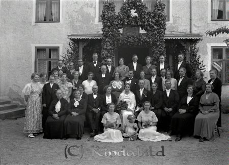 Alice Viktoria Linnéa Rahm    Otto Gustav Karlsson
raja
Brudparet Alice och Otto Karlsson
Grupporträtt Brudpar

raja
Bruden Alice Viktoria Linnéa Rahm Tryggestorp, Klevstugan f 1912 och brudgummen Otto Gustav Karlsson, Tidersrum f 1908 vigdes i Tidersrum 1935-06-29. 
Källa: Gerd Pettersson


Nyckelord: Karlsson Tidersrum