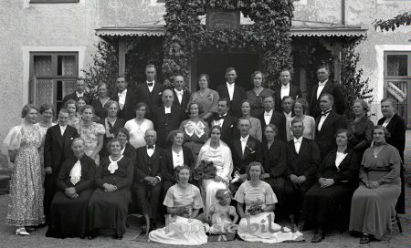 Alice Viktoria Linnéa Rahm    Otto Gustav Karlsson
raja
Brudparet Alice och Otto Karlsson
Grupporträtt Brudpar

raja
Alice Viktoria Linnéa Rahm och Otto Gustaf Karlsson. 
Källa: Gerd Pettersson

Nyckelord: Karlsson Tidersrum