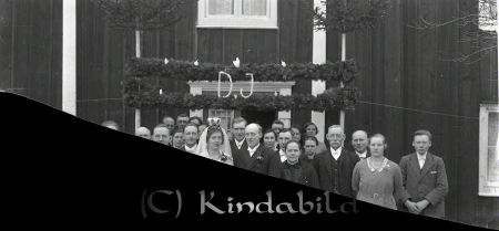David Svensson och Jenny Fröjd
Bröllopsfoto
gepe
Bröllop i Orrekulla Tidersrum 
Brudgummen David Gunnar Svensson född 1899-04-22 i Hellefors, Svinhults socken. Bruden Jenny Teresia Fröjd född 1904-04-22 i Tidersrum.
Föräldrar August Alfred Fröjd  (1870-1949) och Berta Karolina Lindström (1876-1959)
Nyckelord: Bröllopsfoto