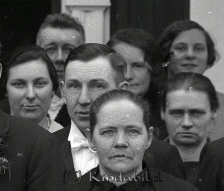 David Svensson och Jenny Fröjd
Bröllpsfoto vid Orrekulla, 7 bröllopsgäster
gepe
T v  Ester Fröjd. Längst bak till vänster Gunnar och Agnes Karlsson från Åbylund (Farföräldrar till Lars Gunnarsson Kisa).

Nyckelord: Bröllopsfoto