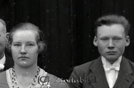 Sven Svensson och Astrid Fröjd
Bröllopsgäster  en man och en kvinna.
gepe
 Brudens syster Astrid Fröjd och Sven Svensson Kålstorp.
son till August Svensson.
Nyckelord: Bröllopsfoto