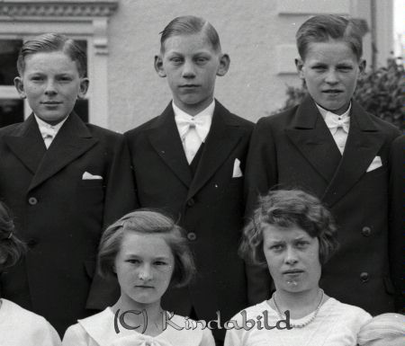 Konfirmation Kisa
raja
Längst bak i mitten Allan Nilsson alias Al-Jo. Medverkade i filmer på 1950-talet.
Han var son till "Bromsare-Nisse" och bodde på Enebygatan som barn.
Källa: Studiegruppen hembygdsgården 
Nyckelord: Konfirmation Kisa