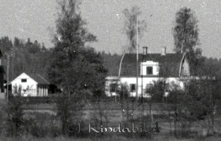Disponentvilla Karleby
gepe
Vitt reveterat hus med en flygel till vänster.
Nyckelord: Karleby Kisa