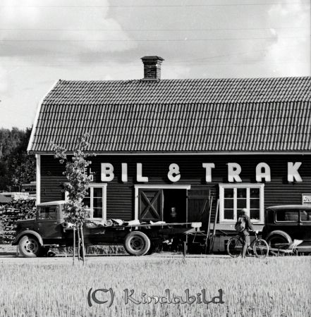 Kisa Bil och Traktor
gepe
Verkstadens innehavare var köpman Gillis Karlsson.
Nyckelord: Kisa Bil och Traktor