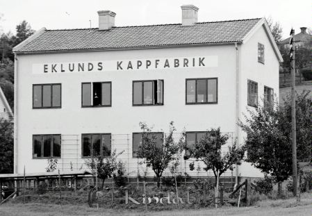 Eklunds Kappfabrik
gepe
Eklunds första kappfabrik på Wallingatan i Kisa
Huset byggdes först bara med en våning.
Nyckelord: Kappfabrik Kisa