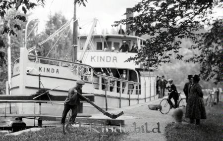 Båten Kinda
gepe
Båten Kinda på Kinda kanal vid en sluss

raja
Båten Kinda gick på Kinda kanal till 1957
 Källa: Joakim 
Nyckelord: Båten Kinda