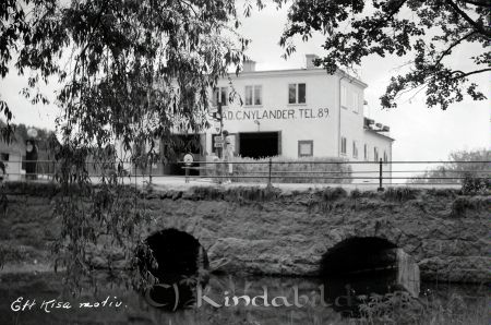 Bro över Kisaån
Den gamla stenbron över Kisaån vid Kalmarvägen.  I bakgrunden Nylanders Bilfirma.
Nyckelord: Bro Kisaån
