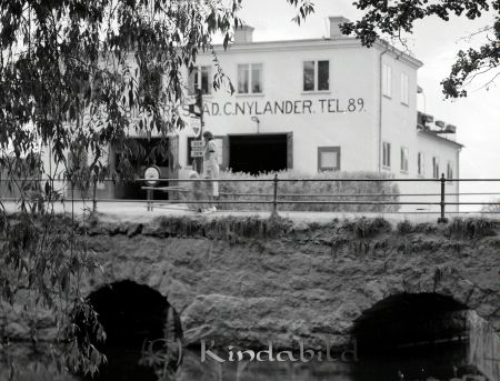 Bro ver Kisan
gepe
Den gamla stenbron vver Kisan vid Kalmarvgen. I bakgrunden Nylanders Bilfirma.
Nyckelord: Bro Kisan