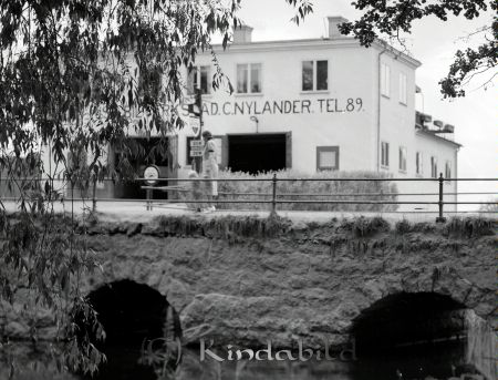 Bro över Kisaån
gepe
Den gamla stenbron över Kisaån vid Kalmarvägen. I bakgrunden Nylanders Bilfirma.
Nyckelord: Bro Kisaån