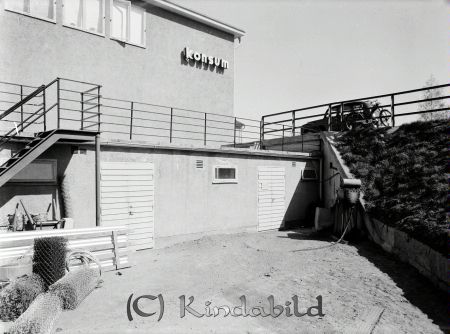 Konsum Kisa
raja
Konsum Kisa
Bebyggelse bilden är tagen på baksidan av Konsum (i dag möbelaffär) och mot rv. 34, till höger i bild ser vi början på järnvägsbron vid Sandström skoaffär. 
Nyckelord: Konsum Kisa
