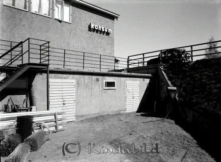 Konsum Kisa
raja
Konsum Kisa
Bebyggelse bilden är tagen på baksidan av Konsum (i dag möbelaffär) och mot rv. 34, till höger i bild ser vi början på järnvägsbron vid Sandström skoaffär.

Nyckelord: Konsum Kisa