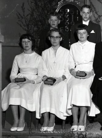Konfirmandgruppen Västra Eneby -56
Raja
Konfirmationsfoto 
Grupporträtt

raja
Till höger Christina Nysten. 
Källa: Gerd Pettersson
gepe
Första raden till vänster Margareta Gustavsson i Sjöäng, Svensson från Näs.
Andra raden fr vänster Stig Karlsson och Nils-Inge Johansson
Källa: Studiegruppen hembygdsgården

Nyckelord: Konfirmandgruppen Västra Eneby