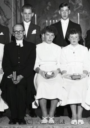 Konfirmandgruppen Västra Eneby -56
Raja
Konfirmationsfoto 
Grupporträtt
gepe
Första raden höger Gun från Hovby
Prästen Hall
Bakre raden frvänster Bertil i Lövudden och Egon Dalgren.
Källa: Studiegruppen hembygdsgården
Nyckelord: Konfirmandgruppen Västra Eneby