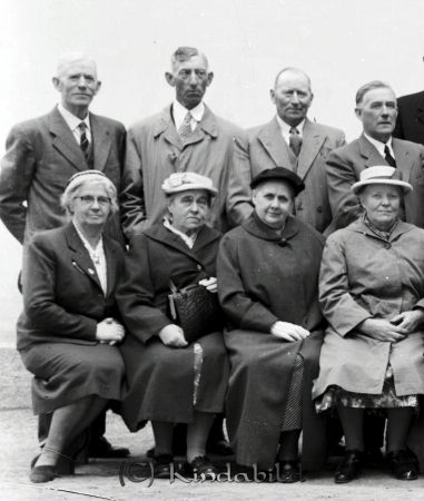 Konfirmationsträff 1905 års
Raja
Konfirmationsträff 1905 års
Grupporträtt

raja
Mannen till höger kan vara Thor Boberg Kjettestorp. Det stämmer med födelseåret 1892. 
Källa: Gerd Pettersson 

Nyckelord: Konfirmationsträff 1905 års
