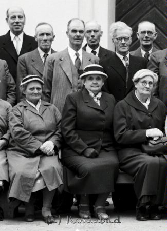 Konfirmationsträff 1905 års
Raja
Konfirmationsträff 1905 års
Grupporträtt

raja
Mannen i mitten klädd i grå kostym med väst är Axel Sten. Han arbetade på godsmagasinet i Kisa. Han var född 1892 i Horn och död 1971 i Djursholm Grönedegatan 55 Kisa. Han var gift med Elsa Gustafsson född 1893 i Västra Eneby.
Källa: Studiegruppen hembygdsgården 
Nyckelord: Konfirmationsträff 1905 års