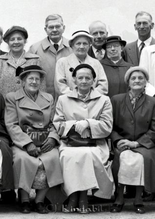 Konfirmationsträff 1905 års
Raja
Konfirmationsträff 1905 års
Grupporträtt

raja
Mannen längst till höger Axel Andersson.
Kvinnan som sitter till höger är Mia Ståhl. Hon var allt i allo i Kisa kyrka.
Hon föddes 1891 i Kisa och avled 1972 i Klockaregården Kisa.
Källa: Studiegruppen hembygdsgården 
Nyckelord: Konfirmationsträff 1905 års